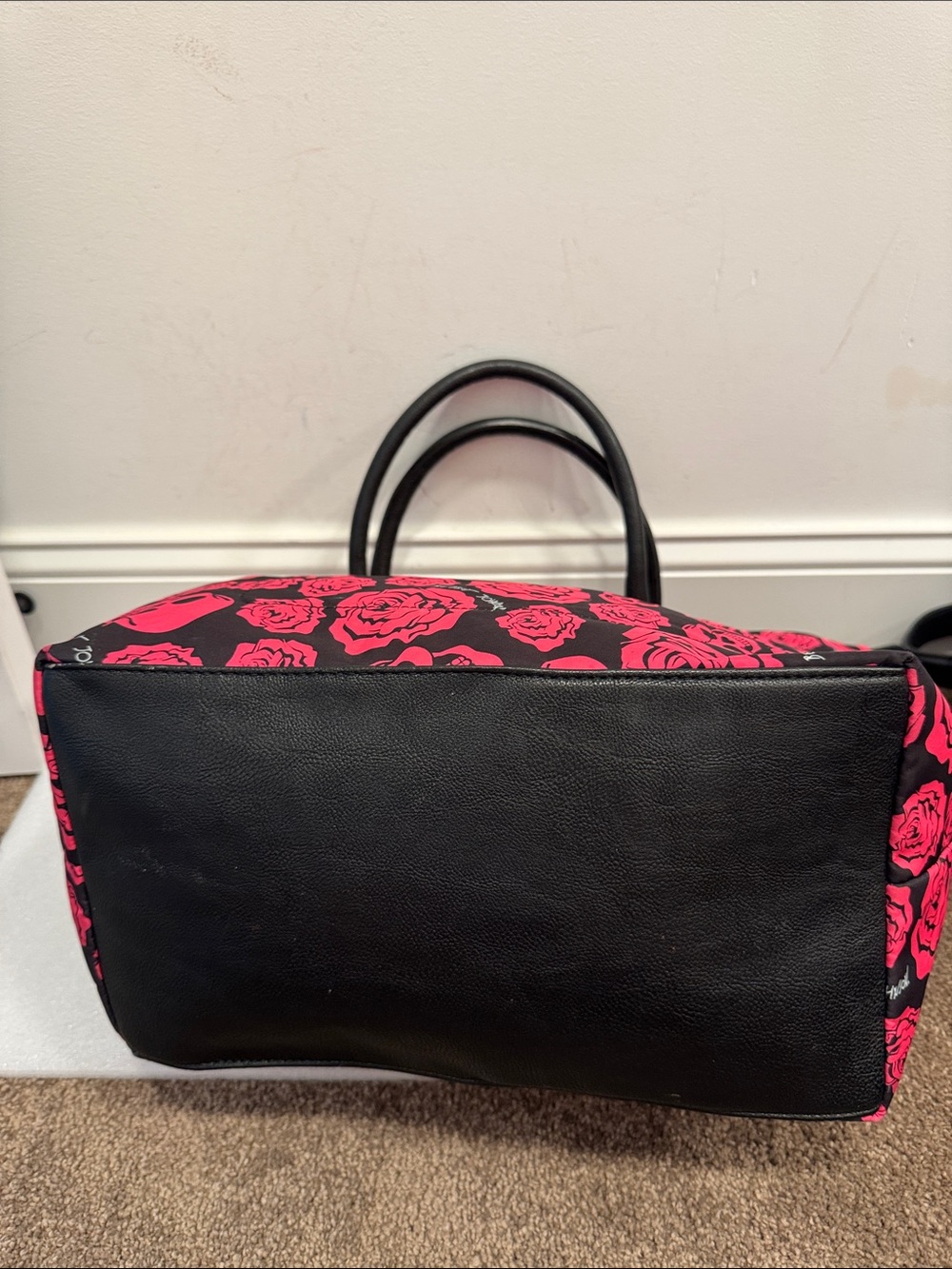 Betsey Johnson Black & Hot Pink Skull and Rose Tote travel bag purse - Picture 5 of 8